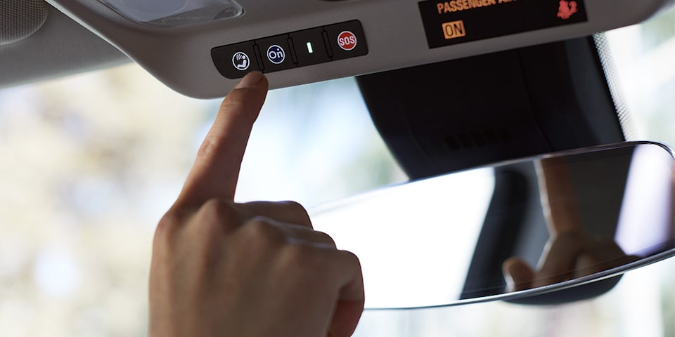 Buick cuenta en su interior con un botón OnStar y SOS que te comunica con un asesor OnStar en caso de accidente
