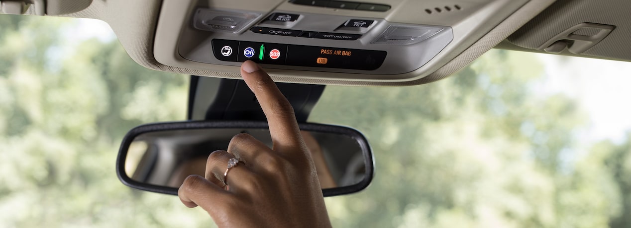 Interior de Buick cuenta con un botón de OnStar color azul el cual te conecta con un Asesor en caso de accidente