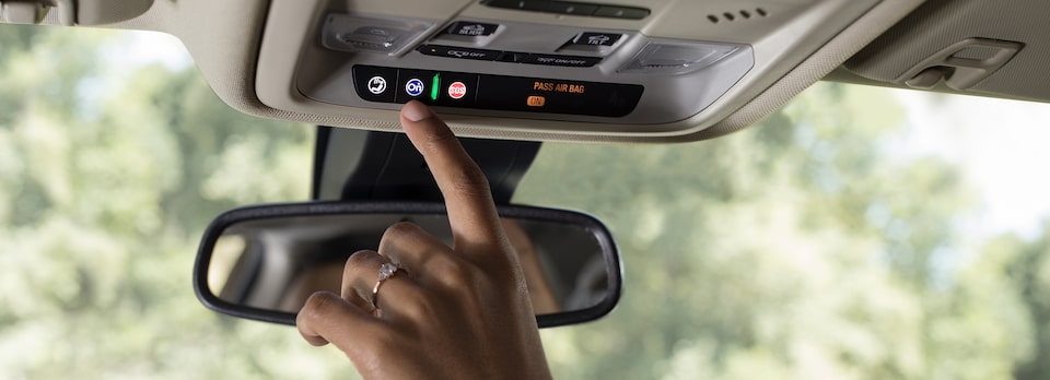 Interior de Buick cuenta con un botón de OnStar color azul el cual te conecta con un Asesor en caso de accidente