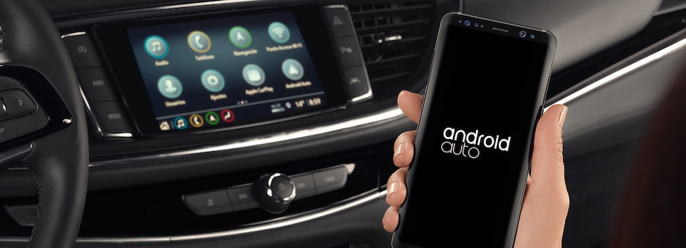Phone Projection en la pantalla central te permite conectar tu smartphone y visualizar aplicaciones
