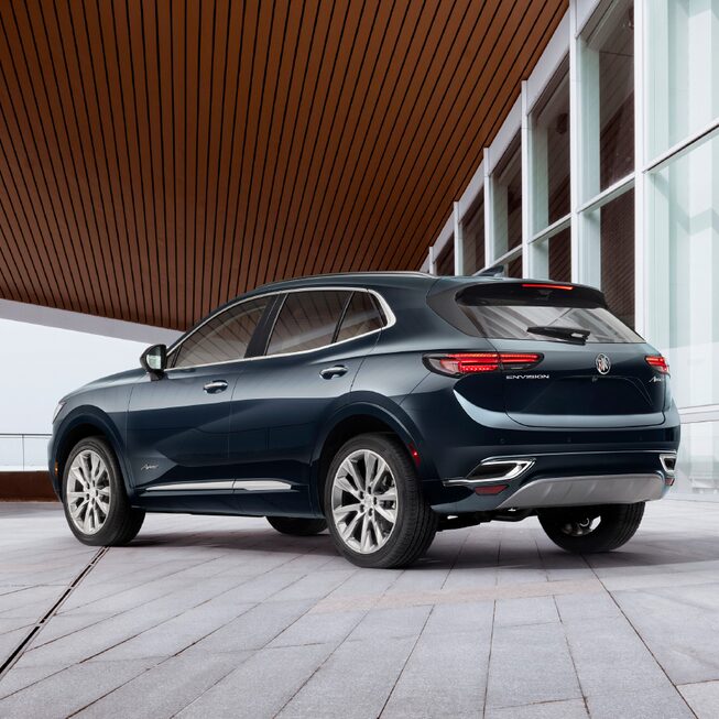 SUV de lujo Envision 2021 con luces traseras que tienen una animación cada vez que se abre o se cierra la camioneta