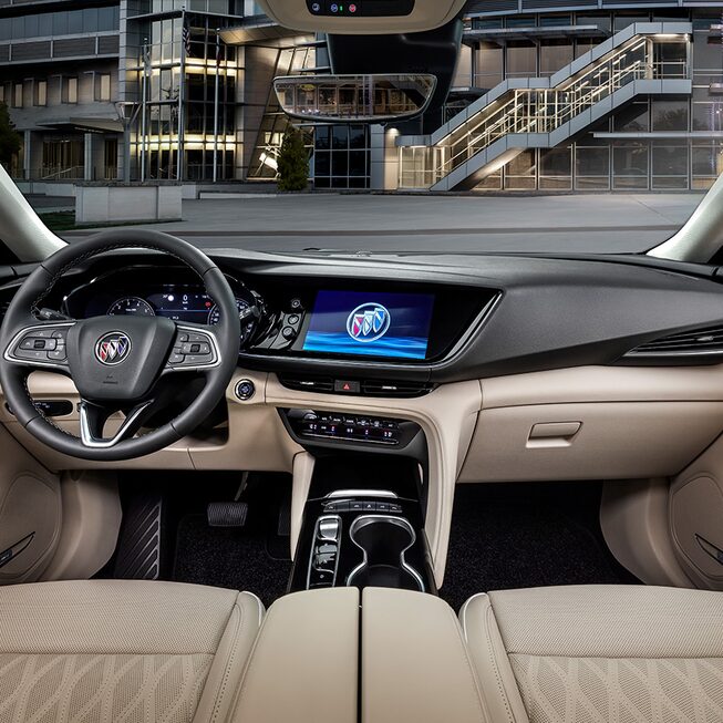 Interior con volante forrado en piel, diseño de 3 brazos