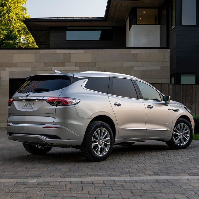 Buick Enclave 2022, SUV familiar incluye ventanas frontales con tintado ligero y traseras de tintado profundo