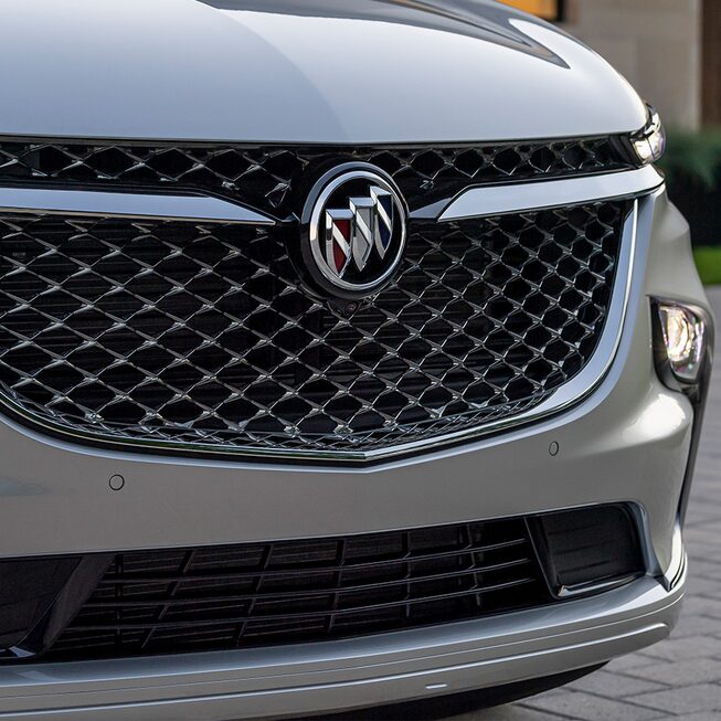 Parrilla delantera activa y emblema Buick a color