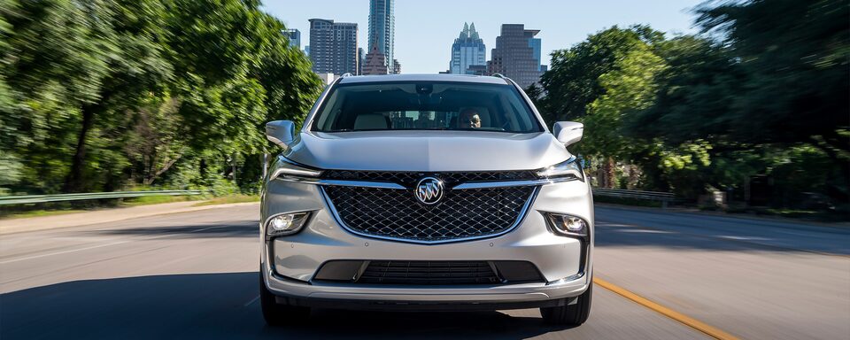 Buick Enclave 2022, SUV familiar con faros LED intellibeam y parrilla cromada