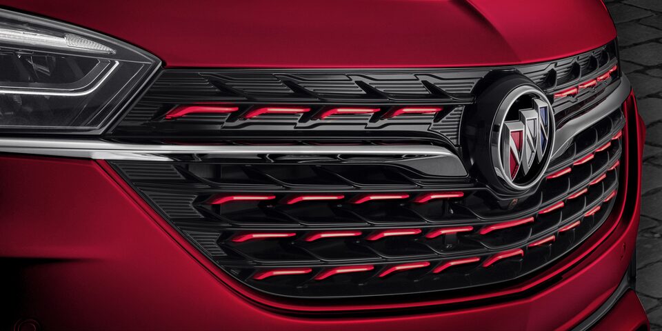 Parrilla en acabado negro High Gloss detalles en rojo