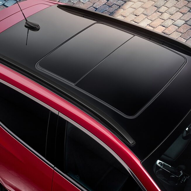 Quemacocos con apertura y cierre de control eléctrico, así como techo bitono negro exclusivo paquete Sport Touring