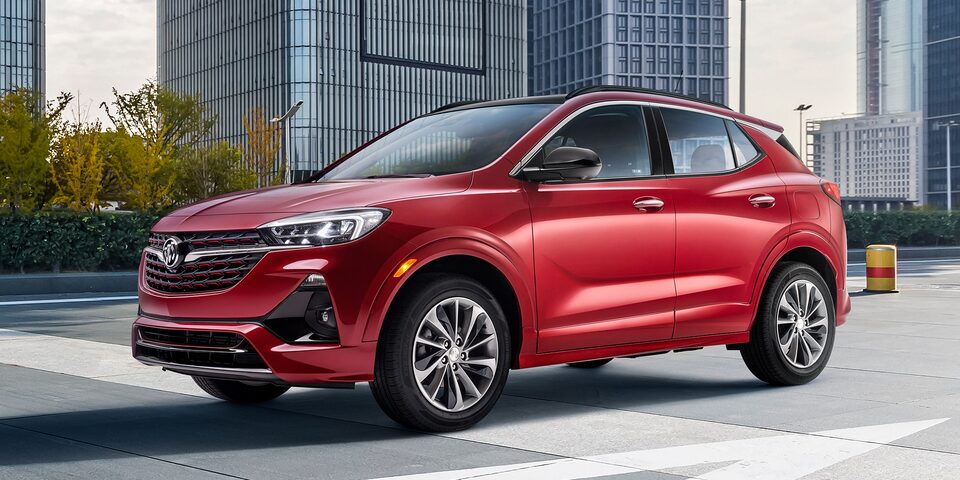 Buick Encore GX 2022, camioneta pequeña, con diseño exterior deportivo