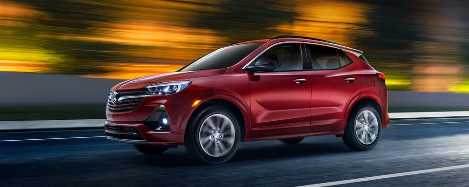 Buick Encore 2022, camioneta pequeña con parrilla en acabado negro High Gloss con detalles rojos