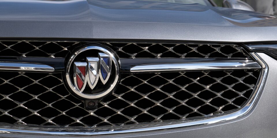 parrilla con ventilas activas y emblema Buick a color