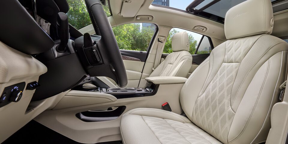 Interior premium con asientos en piel perforada y bordado exclusivo