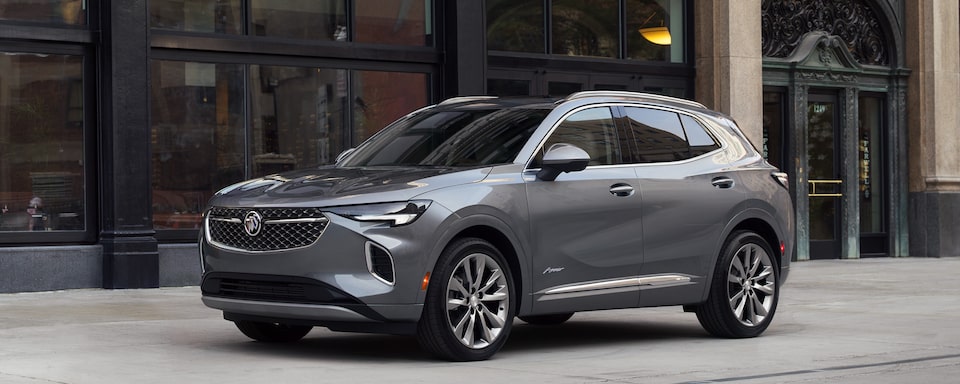 Buick Envision 2022, SUV mediana con luces LED aladas, parrilla con ventilas activas y rines de 20 pulgadas