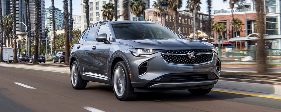 Buick Envision 2022, SUV mediana equipada con luces LED aladas, parrilla con ventilas activas y rines de 20 pulgadas