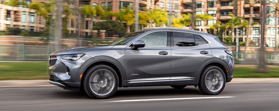 Buick Envision 2022, SUV mediana equipada con parrilla de ventilas activas, rines de 20 pulgadas y rieles de techo portaequipaje cromado plateado