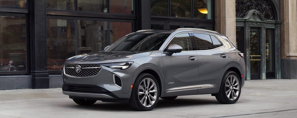 Buick Envision 2022, SUV mediana con luces LED aladas, parrilla con ventilas activas y rines de 20 pulgadas