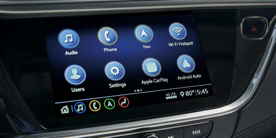Buick Encore GX 2023 con pantalla de 8 pulgadas con radio, auxiliar, despliegue de reloj digital y Bluetooth. Incluye reconocimiento de voz.