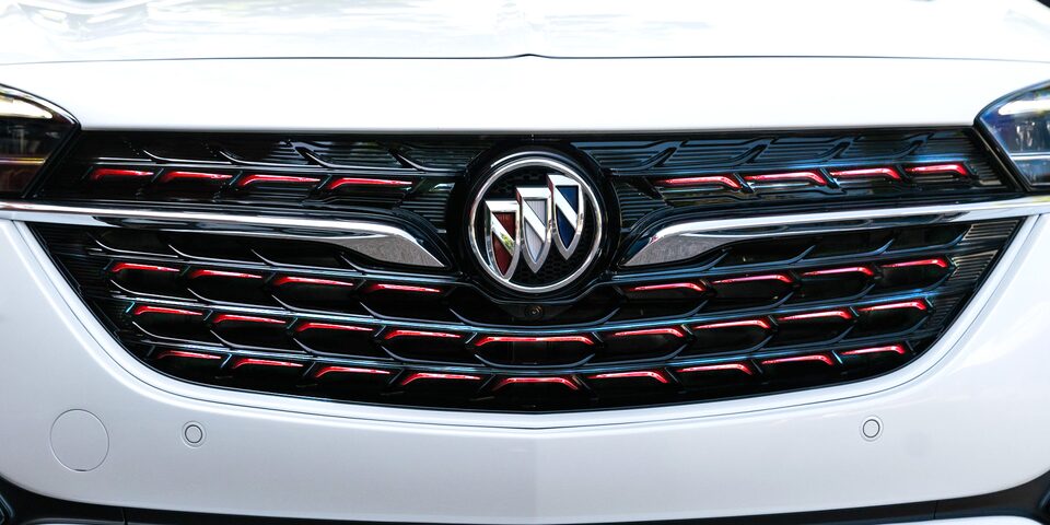 Sofisticada parrilla de Buick Encore 2023 con emblema y detalles en rojo con ventilas activas para mejorar aerodinámica