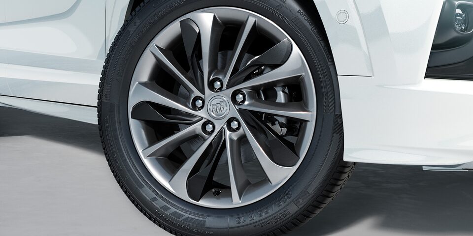 Buick Encore GX 2023 con elegantes rines de aluminio de 18 x 7.5