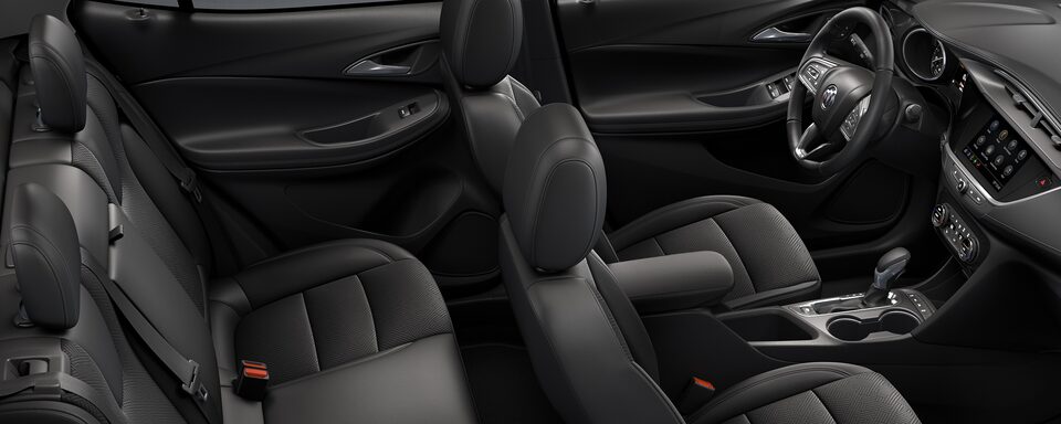 Lujoso interior de Buick Encore GX 2023 con asientos de piel, ionizador y aire acondicionado