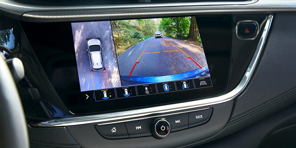 Cámara de visión de 360 grados HD digital y de visión trasera analógica en tu SUV compacta Buick Encore GX 2023
