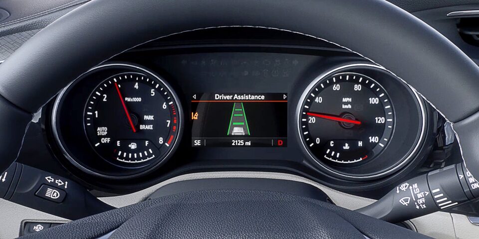 Asistente de mantenimiento de carril en la SUV Buick Encore GX 2023
