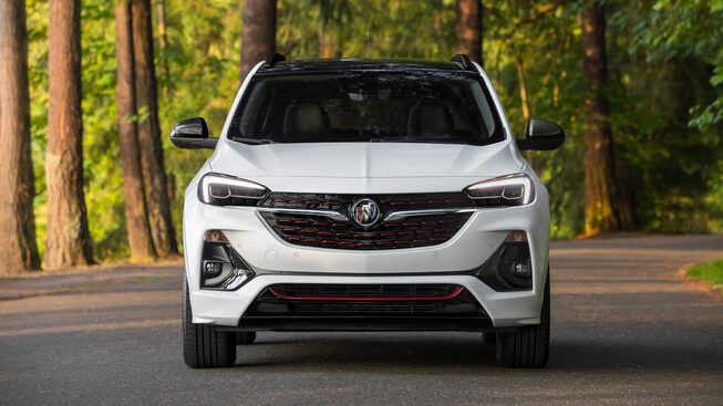 Buick Encore GX 2023 con luces LED, faros de halógeno y parrilla cromada con detalles en rojo con ventilas activas para mejorar aerodinámica