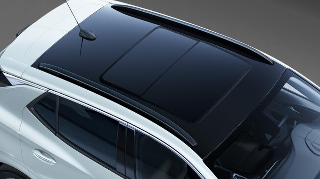 Moderno techo de Buick Encore GX 2023 con quemacocos eléctrico deslizable y barras con acabado "High gloss black paint"