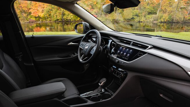 Elegante y moderno interior de SUV compacta Buick Encore GX 2023 con ionizador de aire