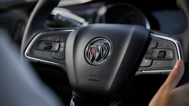Volante forrado en piel de Buick Encore GX 2023 con controles de interfaz de teléfono, radio y control de crucero