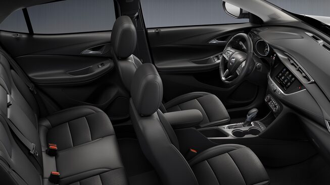 Buick Encore GX 2023 con asientos delanteros calefactables de piel de hasta 8 posiciones y asiento trasero abatible