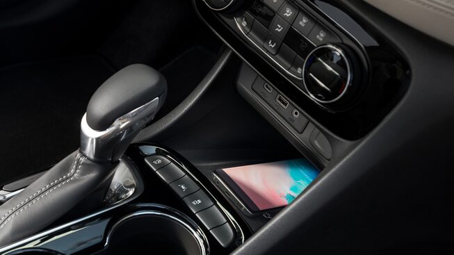 Buick Encore GX 2023 con cargador inalámbrico y receptáculo doble de dispositivos USB y auxiliar 