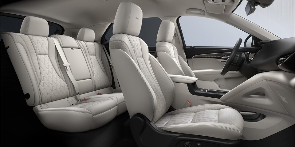 Exclusivo interior de Buick Envision 2023 con asientos en piel perforada con bordado exclusivo
