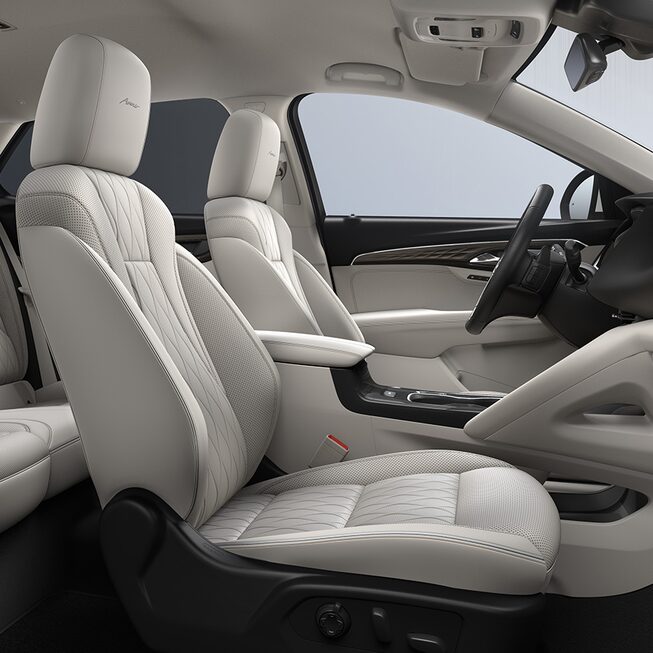 Lujosos asientos forrados en piel en el interior de la mejor SUV mediana, Buick Envision 2023