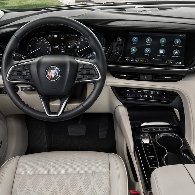 Volante y tablero central de Buick Envision 2023, mejor SUV mediana