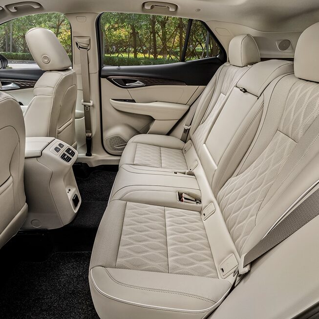 Confortables y lujosos asientos traseros de Buick Envision 2023