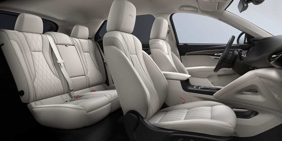 Espacioso y lujoso interior de Buick Envision 2023, con asientos forrados de piel
