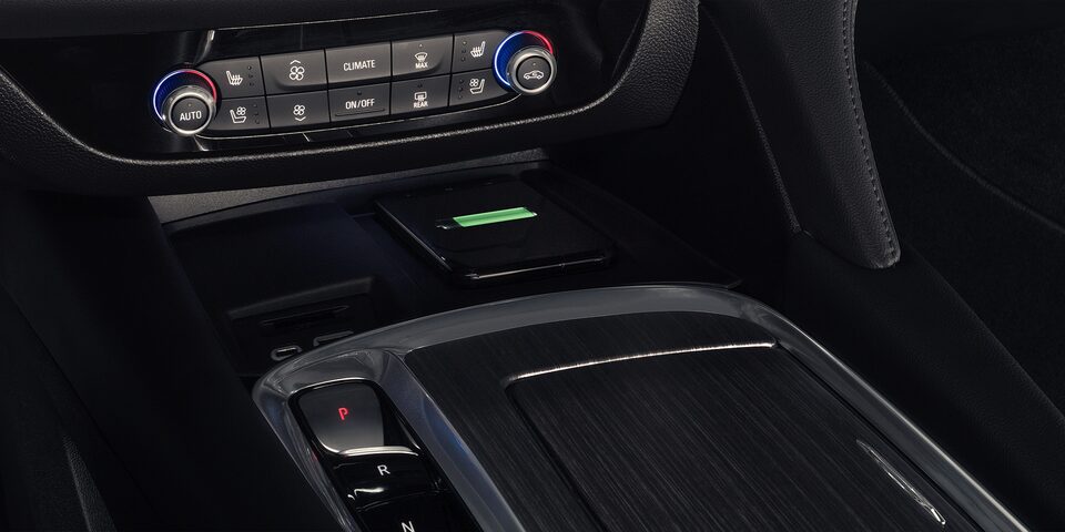 Cargador inalámbrico para smartphone en tu SUV familiar de lujo, Buick Enclave 2024