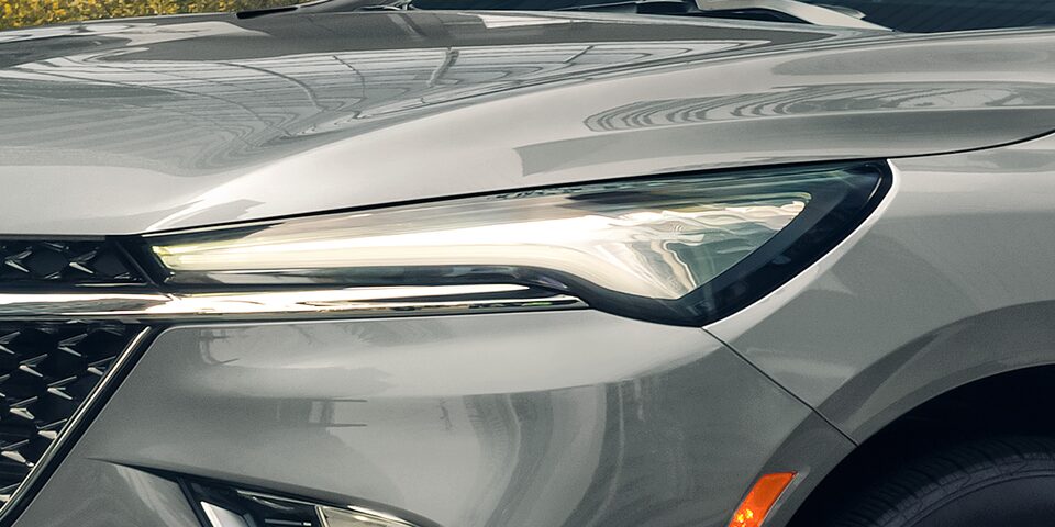 Faros delanteros con Intellibeam que se adaptan automáticamente a las condiciones de tráfico e iluminación en tu Buick Enclave 2024