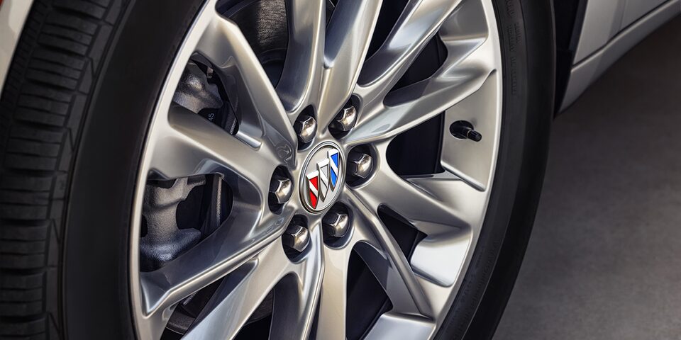 Rines de 20 pulgadas en color plateado integrados a tu SUV familiar de lujo, Buick Enclave 2024