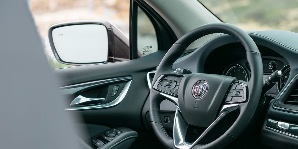 Volante y clúster de información para el conductor en tu SUV familiar de lujo, Buick Enclave 2024