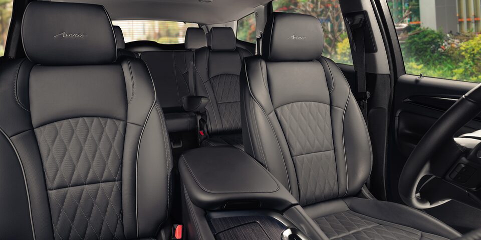 Detalles y materiales premium en los asientos de piel de tu SUV familiar de lujo, Buick Enclave 2024
