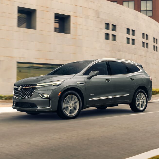 Buick Enclave 2024, SUV familiar de lujo con fascia, parrilla y faros renovados