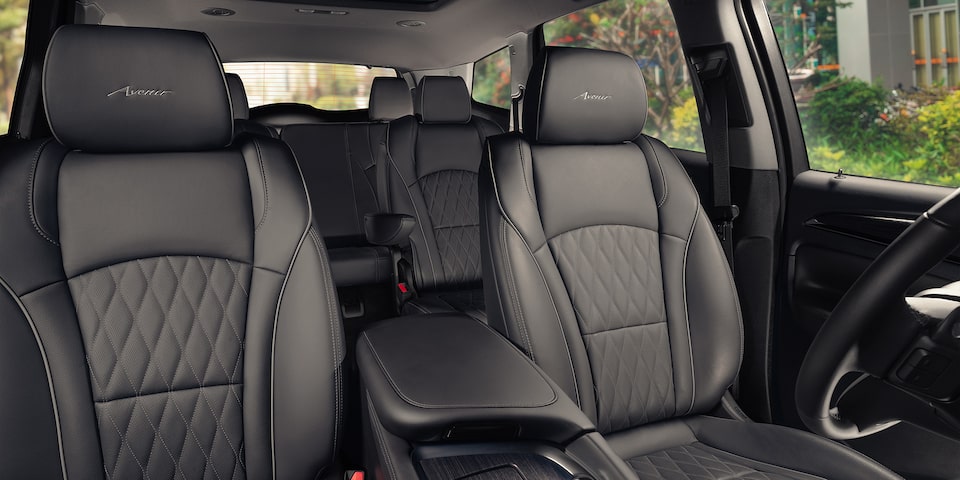 Interior premium de Buick Enclave 2024, camioneta SUV familiar de lujo con capacidad para 7 pasajeros