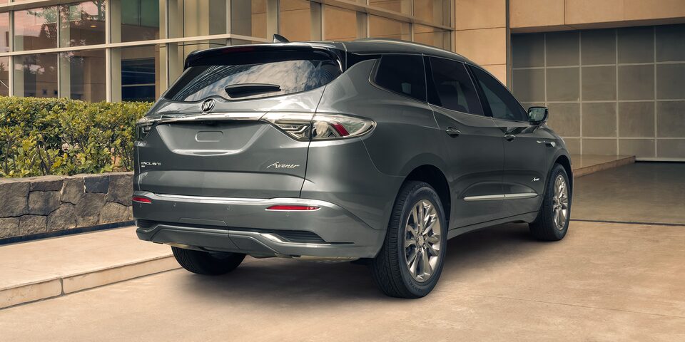 Parte posterior de Buick Enclave 2024, SUV familiar de lujo versión Avenir