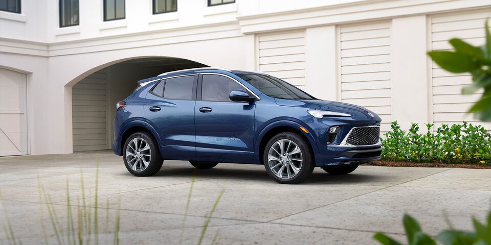 Acabados vanguardistas y elegante parrilla con ventilas activas eléctricas en tu Buick Encore 2024, SUV compacta premium