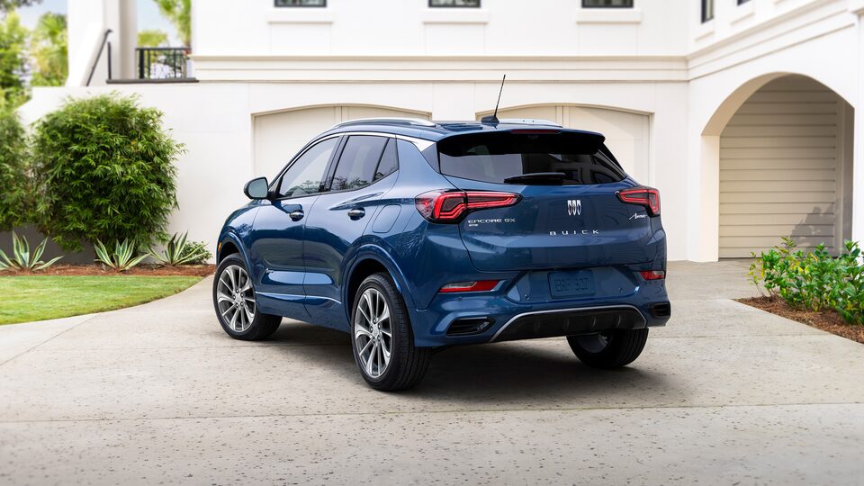 Diseño posterior renovado de la nueva Buick Encore 2024, SUV compacta con acabados deportivos