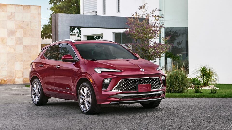 Nueva Buick Encore 2024, SUV compacta premium con rines de aluminio