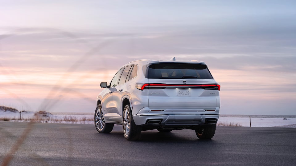 Sofisticado y moderno diseño exterior trasero de la nueva Buick Enclave 2025, SUV familiar