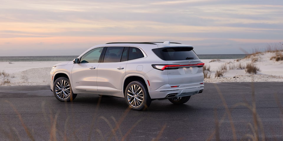 La nueva Buick Enclave 2025, SUV familiar, tiene un renovado y moderno diseño exterior con detalles impactantes que destacan a donde vaya