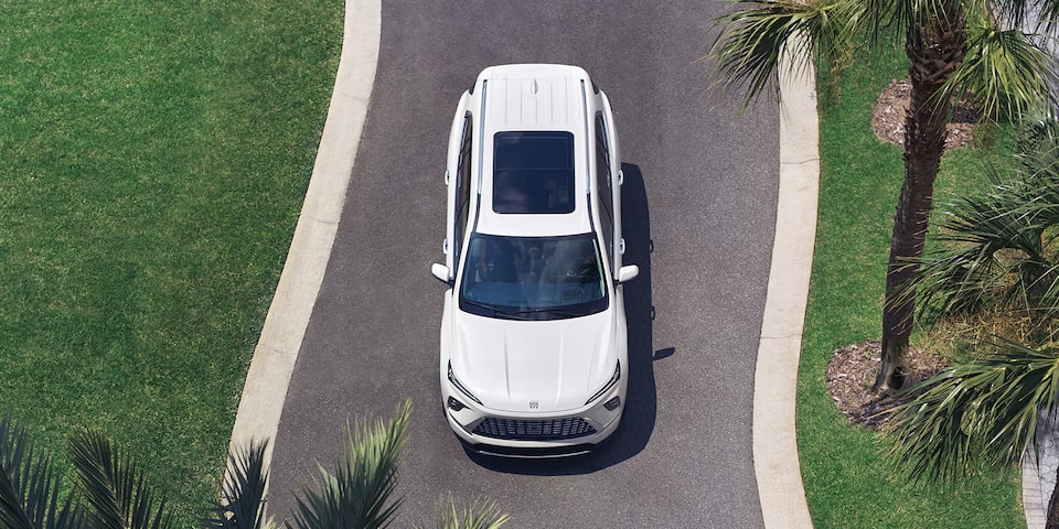 Nueva Buick Enclave 2025, SUV familiar con techo panorámico solar, doble cristal con parasol y cortina eléctricos